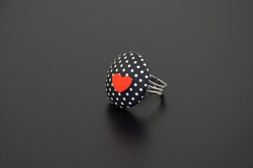 mali-izboceni-prstan-crni-prstan-bele-pike-rdeci-srcek-unikanakit.si