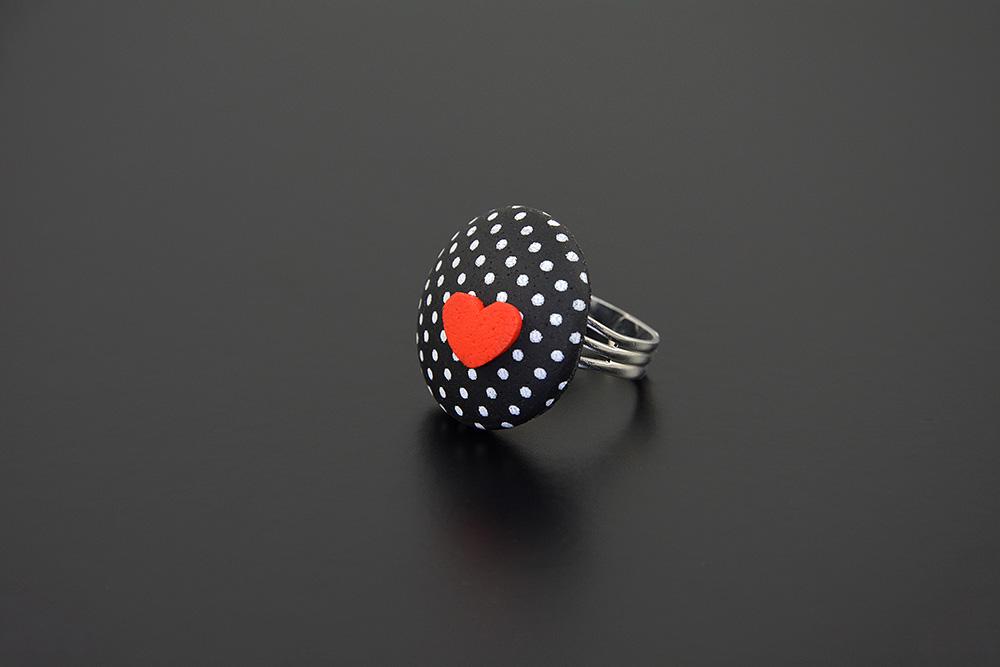 mali-izboceni-prstan-crni-prstan-bele-pike-rdeci-srcek-unikanakit.si