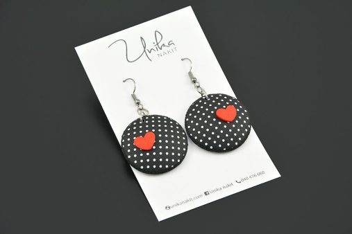 modni-viseci-uhani-crni-bele-pike-srcek-rdeci-unika-nakit