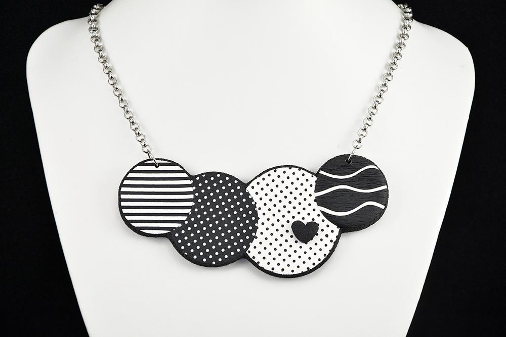 rocno-izdelana-verizica-pika-crte-crni-bela-crni-srcek-unika-nakit