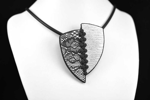 črno bela srebrna verižica Čipka Neos + Unika Nakit