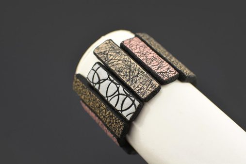 ročno izdelana unikatna zapestnica bež roza siva - unikanakit.si