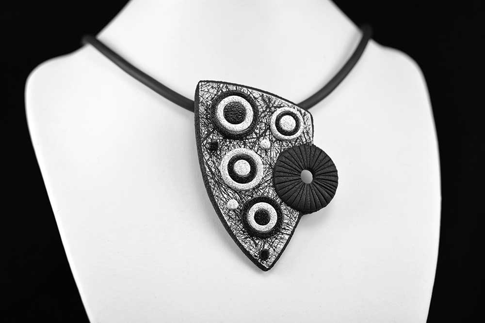 unikatna črno bela verižica Metrik Rez + Unika Nakit, Slovenia