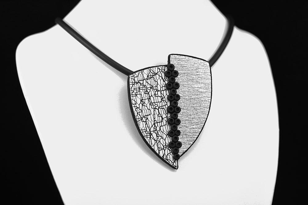 unikat verižica črno bela srebrna Neos + Unika Nakit