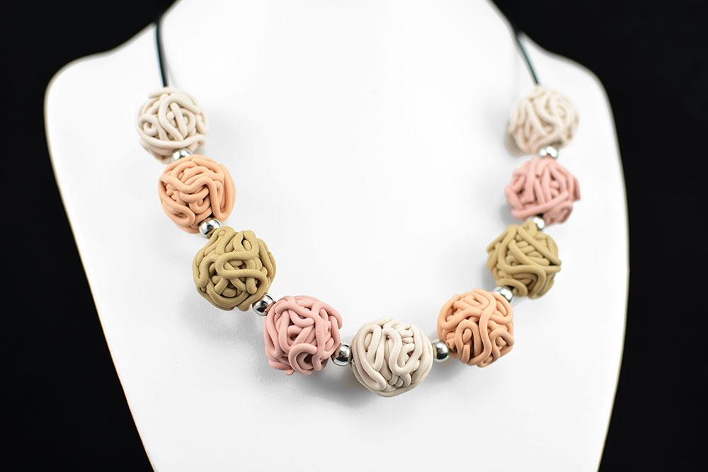 unikatna verižica roza bež Kroglice + Unika Nakit