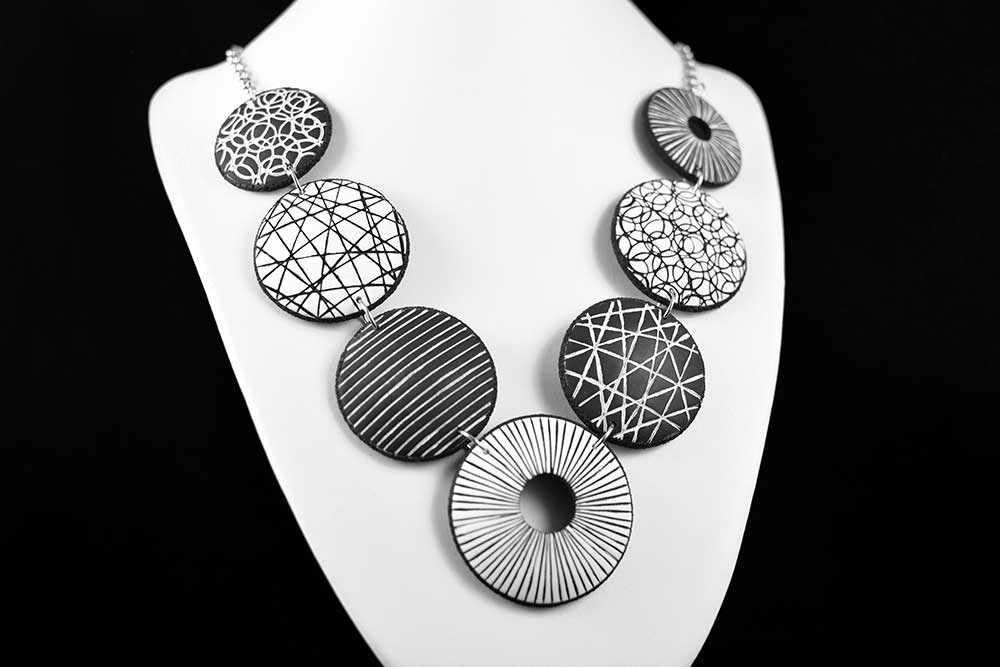 Unikatna črno bela verižica povezana - Krone + Unika Nakit