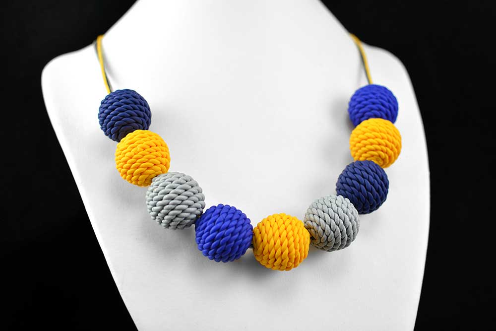 ročno izdelana verižica modra rumena siva Kroglice Knit + Unika Nakit