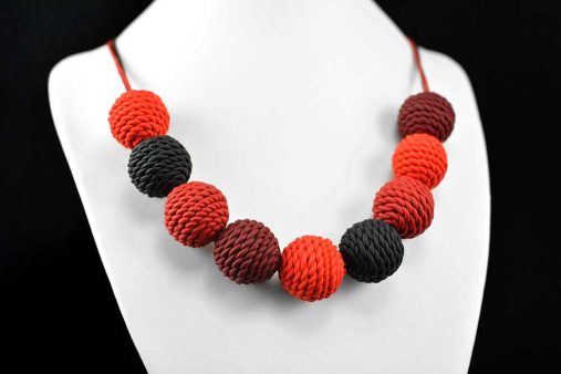 ročno izdelana verižica rdeča črna Kroglice Knit + Unika Nakit