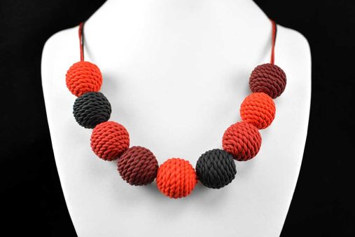 ročno izdelana verižica rdeča črna Kroglice Knit - Unika Nakit